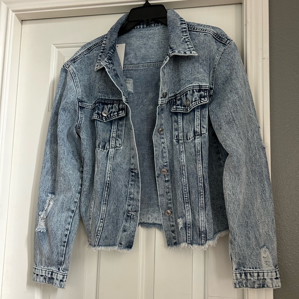 ❌SOLD❌NWT DISTRESSED & FRAYED HEM DENIM JACKET